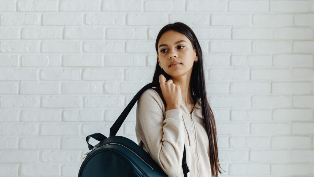 リュックを持つ女性