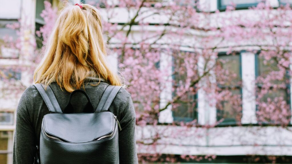 リュックを背負った後ろ姿