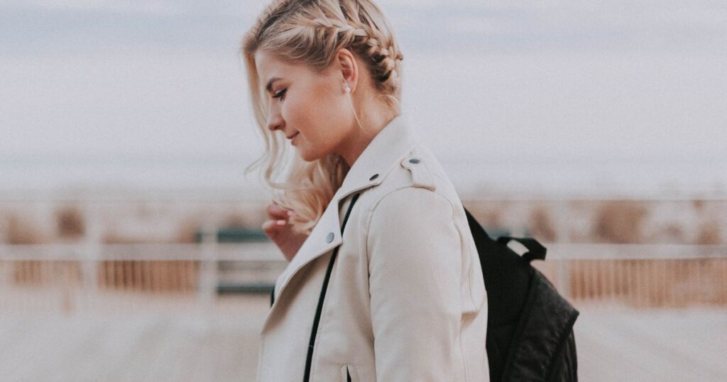 リュックを持った女性の横顔